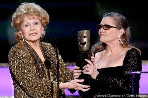 carrie-fisher-presents-mom-debbie-reynolds-with-life-achievement-award-at-sag-awards